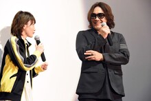 言葉を交わす生駒里奈とI.N.A.。