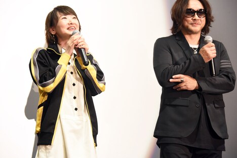 感激する生駒里奈と微笑むI.N.A.。