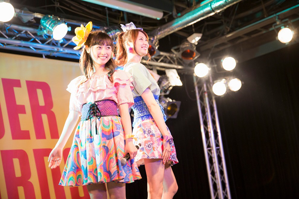 左から福原遥、戸松遥。（撮影：鳥居洋介）