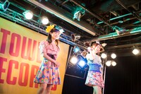 左から福原遥、戸松遥。（撮影：鳥居洋介）