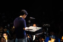 サンプラーを操作するPUNPEE。（撮影：横山純）