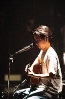 弾き語りに挑戦するPUNPEE。（撮影：横山純）