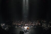 観客に見守られながら弾き語りを披露するPUNPEE。（撮影：横山純）