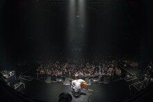 観客に見守られながら弾き語りを披露するPUNPEE。（撮影：横山純）