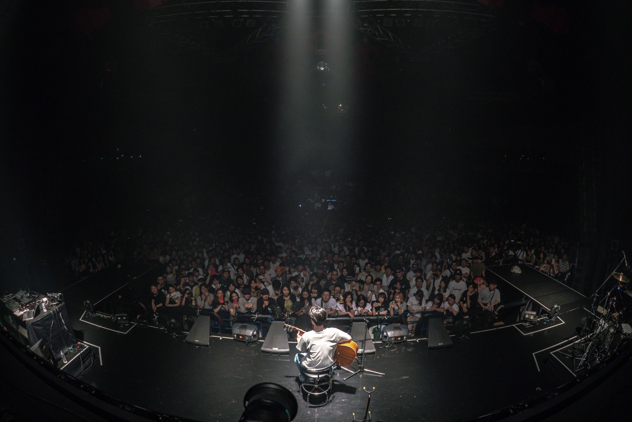 観客に見守られながら弾き語りを披露するPUNPEE。（撮影：横山純）