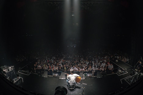 観客に見守られながら弾き語りを披露するPUNPEE。（撮影：横山純）