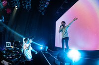 PUNPEEに扮して登場したtofubeats。（撮影：横山純）