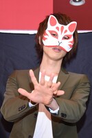 著書「家庭教室」について語る伊東歌詞太郎。