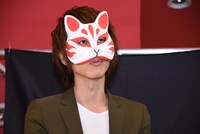 著書「家庭教室」について語る伊東歌詞太郎。