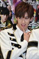 「スウィートなポーズを」というリクエストに応えるリョウガ。