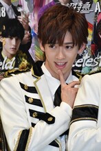 「スウィートなポーズを」というリクエストに応えるリョウガ。