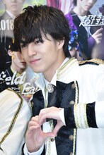 「スウィートなポーズを」というリクエストに応えるタカシ。