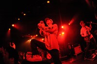 SHADOWS「SELL'EM ALL TOUR」東京・LIQUIDROOM公演の様子。（Photo by MASANORI  FUJIKAWA）