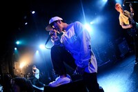 Hiro（Vo）（Photo by MASANORI  FUJIKAWA）