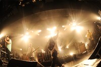 SHADOWS「SELL'EM ALL TOUR」東京・LIQUIDROOM公演の様子。（Photo by MASANORI  FUJIKAWA）