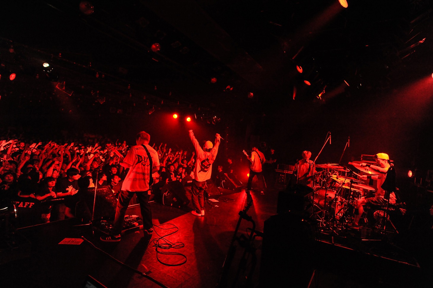 SHADOWS「SELL'EM ALL TOUR」東京・LIQUIDROOM公演の様子。（Photo by MASANORI  FUJIKAWA）
