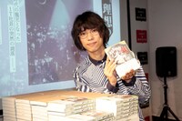 「夢工場ラムレス」を手にする河邉徹。