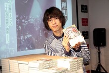 「夢工場ラムレス」を手にする河邉徹。