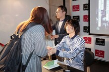 ファンと握手をする河邉徹。