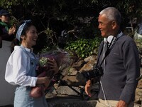 柴咲コウと岩合光昭監督。  (c)2018「ねことじいちゃん」製作委員会 / 撮影：Machi Iwago