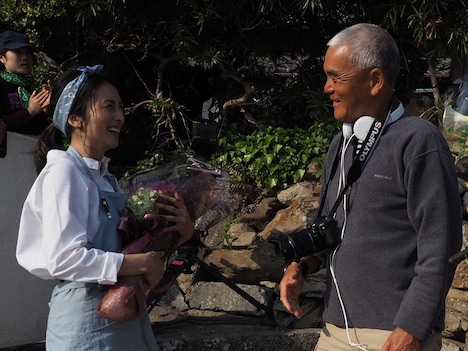 柴咲コウと岩合光昭監督。  (c)2018「ねことじいちゃん」製作委員会 / 撮影：Machi Iwago