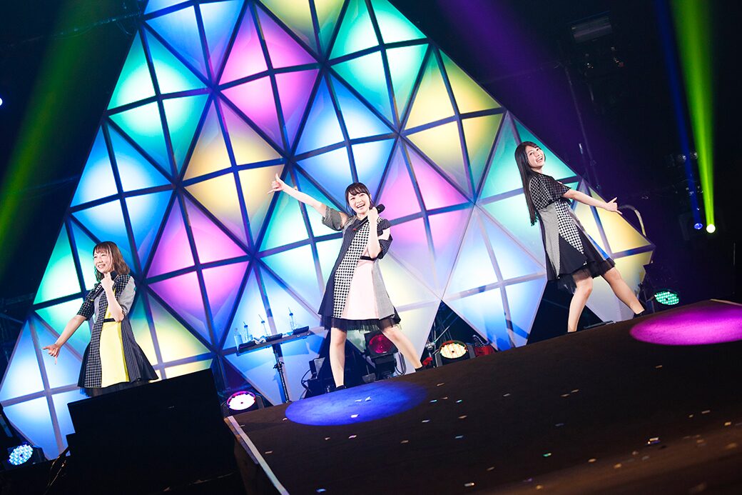 Trysail 幕張に笑顔あふれたツアーファイナル 私たちはすごく幸せ者 ライブレポート 音楽ナタリー Trysail 幕張に笑顔あふれたツアーファイナル 私たちはすごく幸せ者 ライブレポート 音楽ナタリー