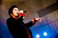 上中丈弥（Vo）（撮影：浜野カズシ）