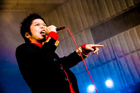 上中丈弥（Vo）（撮影：浜野カズシ）