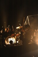 左から木村雅人（Dr）、服部栞汰（G）。（Photo by MASANORI FUJIKAWA）