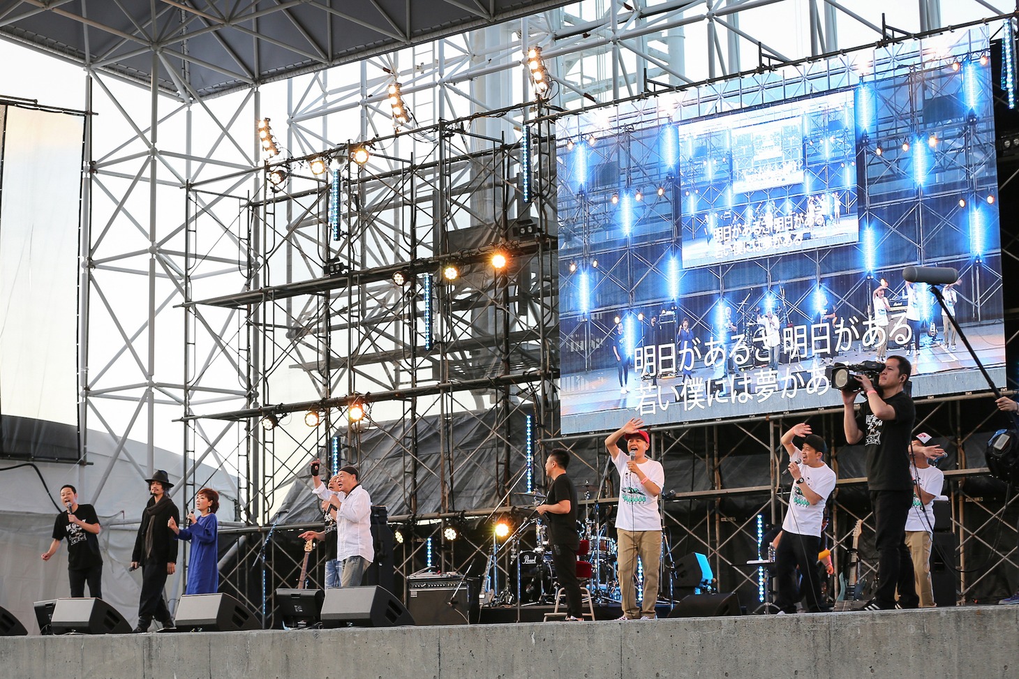 「明日があるさ」を歌う「ワイドナショー」出演陣ら。