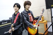 ギタリストに扮したユースケとリョウガ。