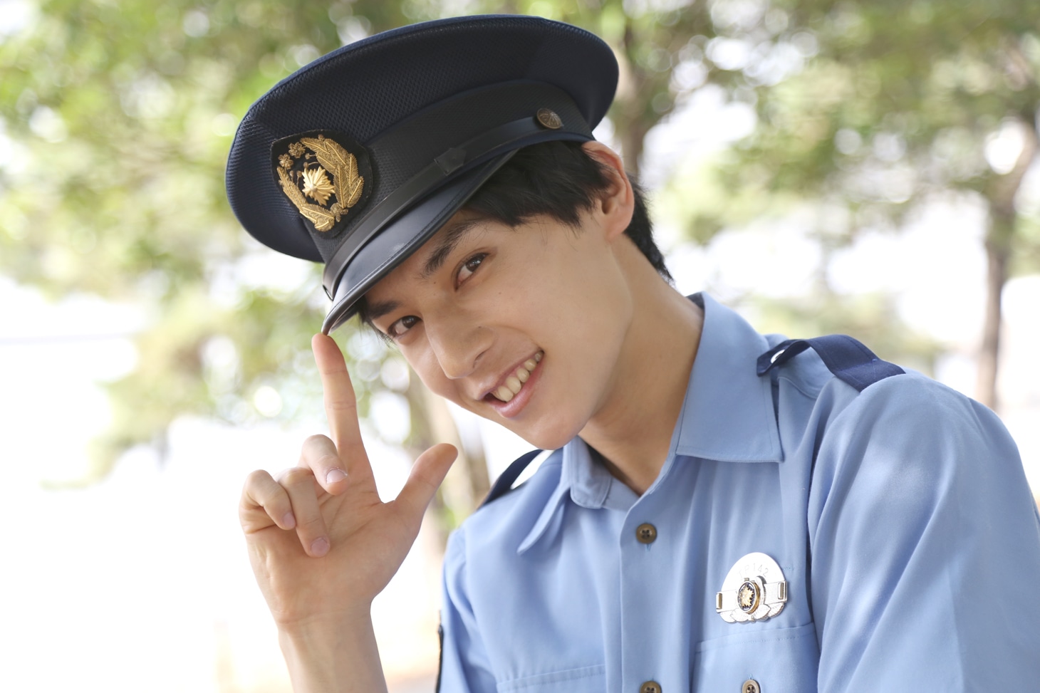 警察官に扮したユースケ。