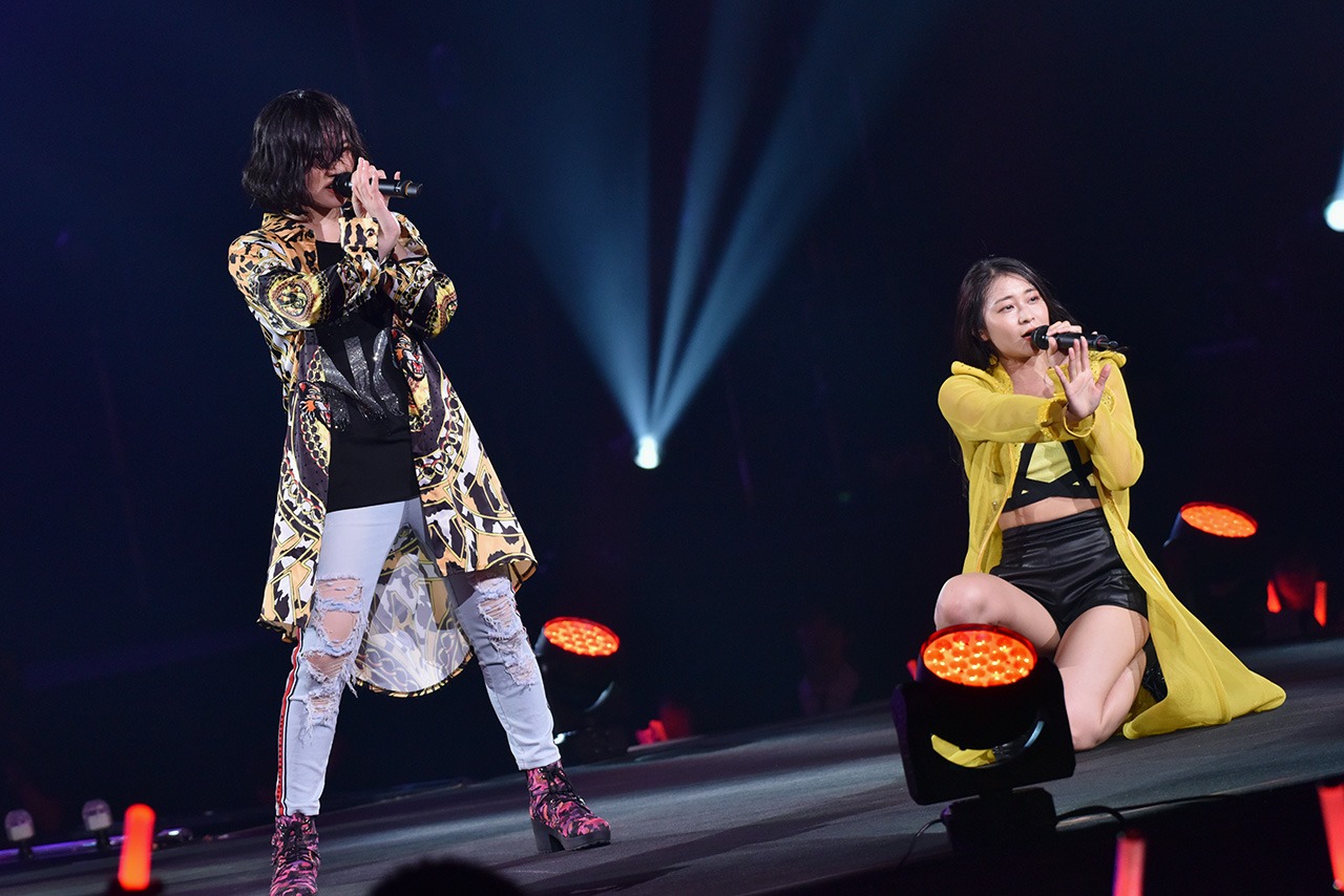 左から佐々木莉佳子、和田彩花。