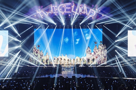 TWICE「TWICE 2ND TOUR 'TWICELAND ZONE 2 : Fantasy Park' IN JAPAN」埼玉・さいたまスーパーアリーナ公演の様子。(撮影:田中聖太郎写真事務所)