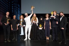 「アルス・エレクトロニカ」授賞式の様子。右から4番目がやくしまるえつこ。