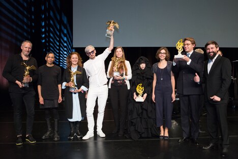 「アルス・エレクトロニカ」授賞式の様子。右から4番目がやくしまるえつこ。