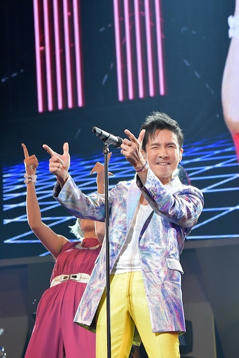 郷ひろみ「Hiromi Go Concert Tour 2018 -Urban Velocity- UV」神奈川・よこすか芸術劇場公演の様子。（写真提供：Sony Music Records）