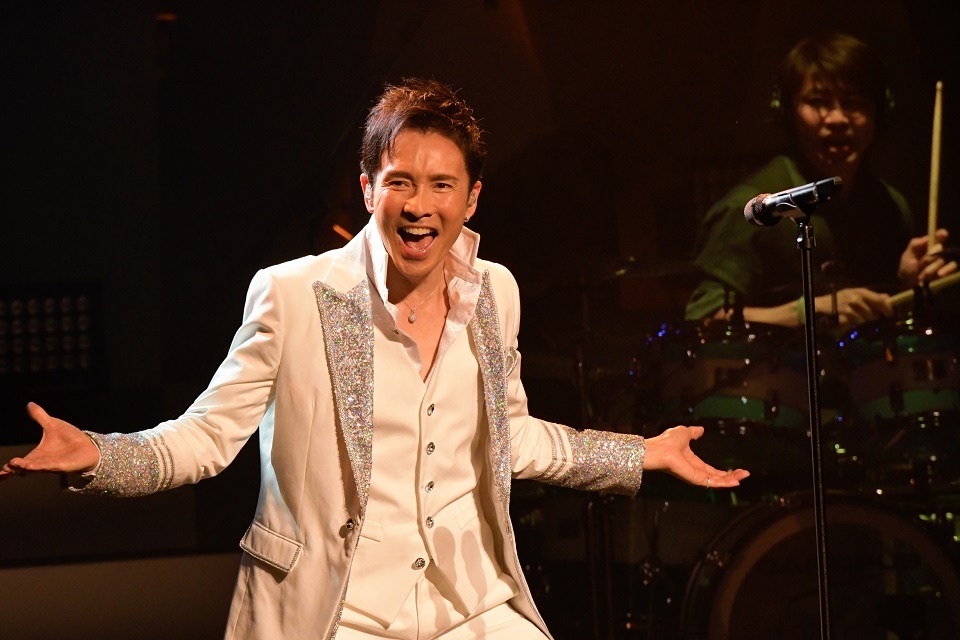 郷ひろみ「Hiromi Go Concert Tour 2018 -Urban Velocity- UV」神奈川・よこすか芸術劇場公演の様子。（写真提供：Sony Music Records）