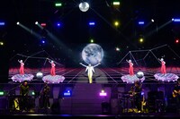 郷ひろみ「Hiromi Go Concert Tour 2018 -Urban Velocity- UV」神奈川・よこすか芸術劇場公演の様子。（写真提供：Sony Music Records）