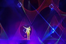 郷ひろみ「Hiromi Go Concert Tour 2018 -Urban Velocity- UV」神奈川・よこすか芸術劇場公演の様子。（写真提供：Sony Music Records）