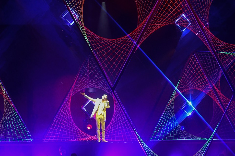 郷ひろみ「Hiromi Go Concert Tour 2018 -Urban Velocity- UV」神奈川・よこすか芸術劇場公演の様子。（写真提供：Sony Music Records）