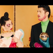 平井堅のひげ、新MVでピンクラメに彩られる