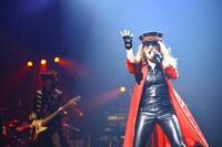 大黒摩季「Maki Ohguro 2018 Live-STEP!!～ Higher↗↗Higher↗↗中高年よもっと熱くなれ!! Greatest Hits＋ ～ 」沖縄・沖縄市民会館公演の様子。（撮影：達川範一）