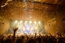 大黒摩季「Maki Ohguro 2018 Live-STEP!!～ Higher↗↗Higher↗↗中高年よもっと熱くなれ!! Greatest Hits＋ ～ 」沖縄・沖縄市民会館公演の様子。（撮影：達川範一）