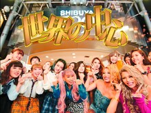 青山テルマ「世界の中心～We are the world～」ミュージックビデオのワンシーン。