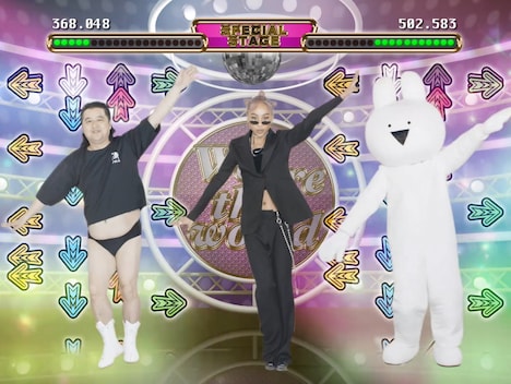 青山テルマ「世界の中心～We are the world～」ミュージックビデオのワンシーン。