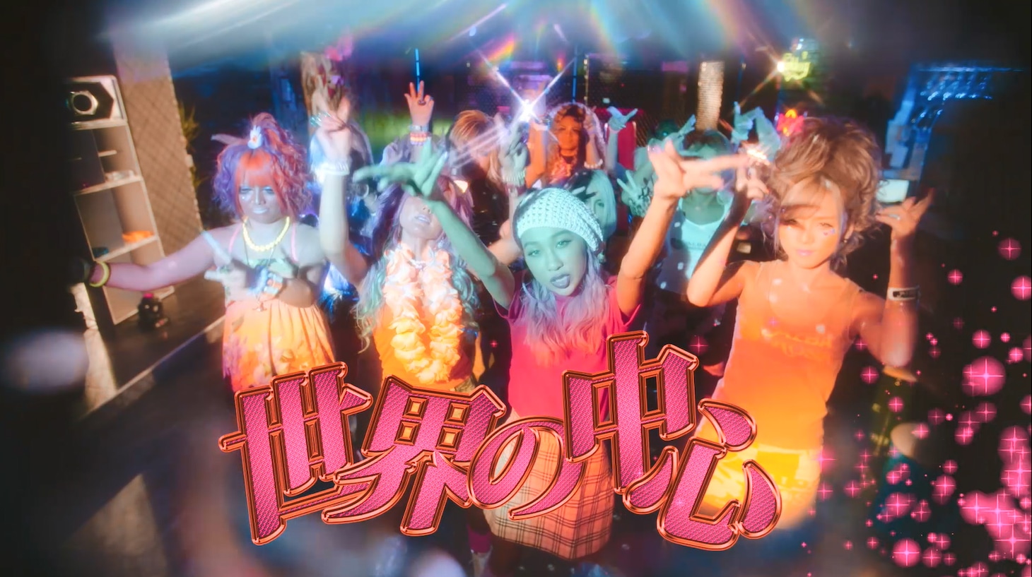 青山テルマ「世界の中心～We are the world～」ミュージックビデオのワンシーン。