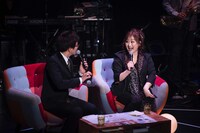 左から土屋礼央、渡辺美里。（写真提供：EPICレコードジャパン）