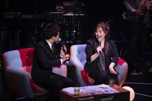 左から土屋礼央、渡辺美里。（写真提供：EPICレコードジャパン）