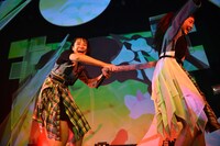 miyu（右）の尻尾を引っ張るami（左）。